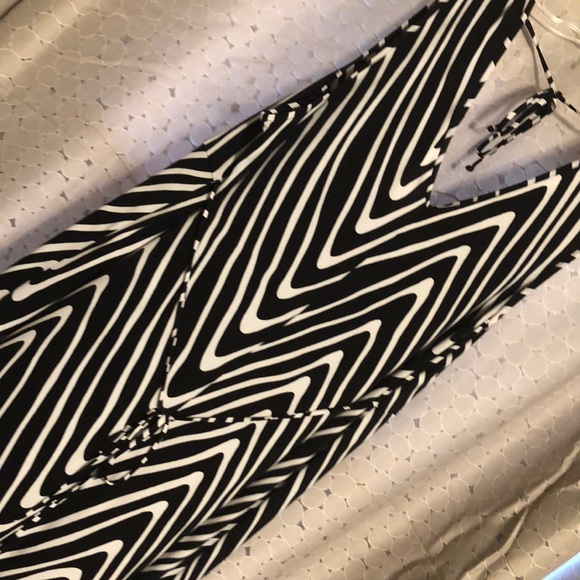 Avenue Black and White Dress - Picture 5 of 8